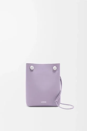 Pochette Pebble en cuir de veau lisse mauve foncé