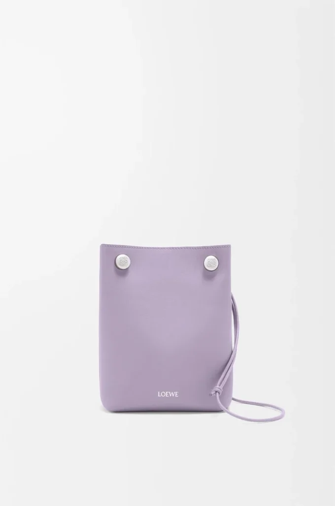Pochette Pebble en cuir de veau lisse mauve foncé