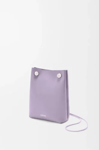 Pochette Pebble en cuir de veau lisse mauve foncé
