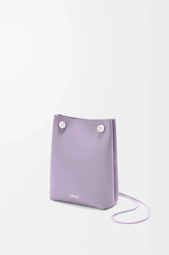 Pochette Pebble en cuir de veau lisse mauve foncé