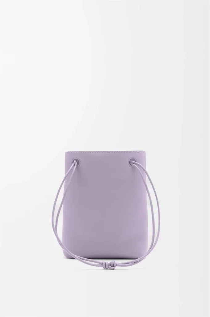 Pochette Pebble en cuir de veau lisse mauve foncé