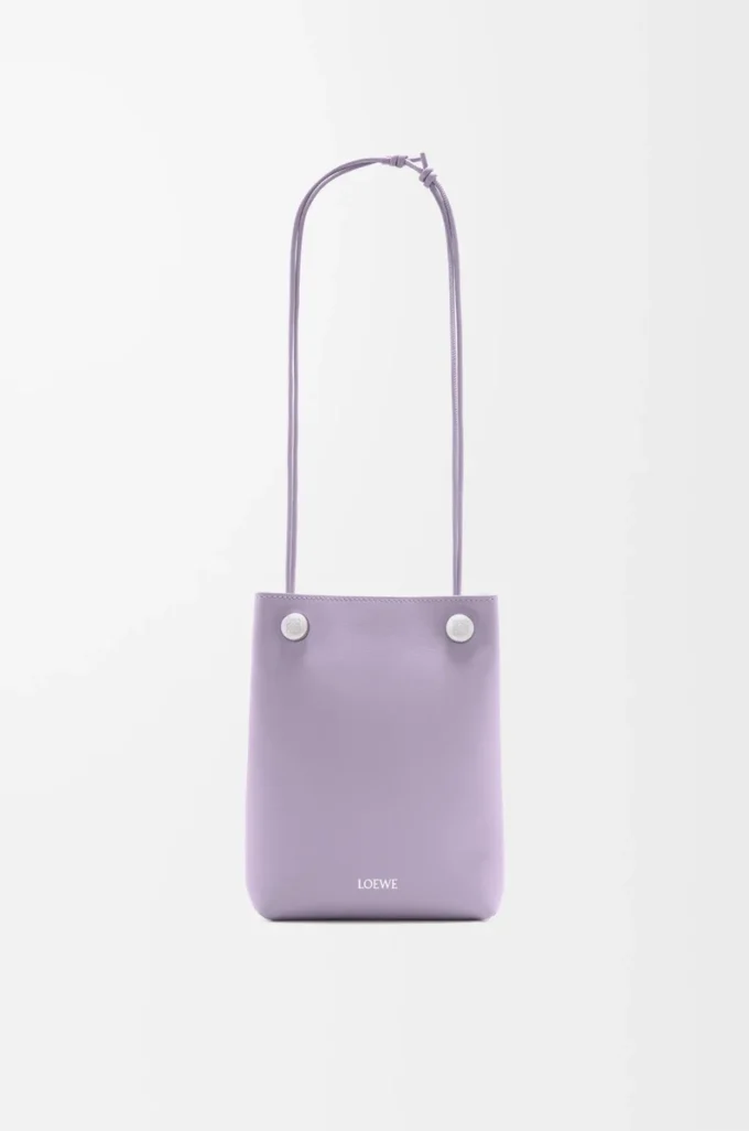 Pochette Pebble en cuir de veau lisse mauve foncé