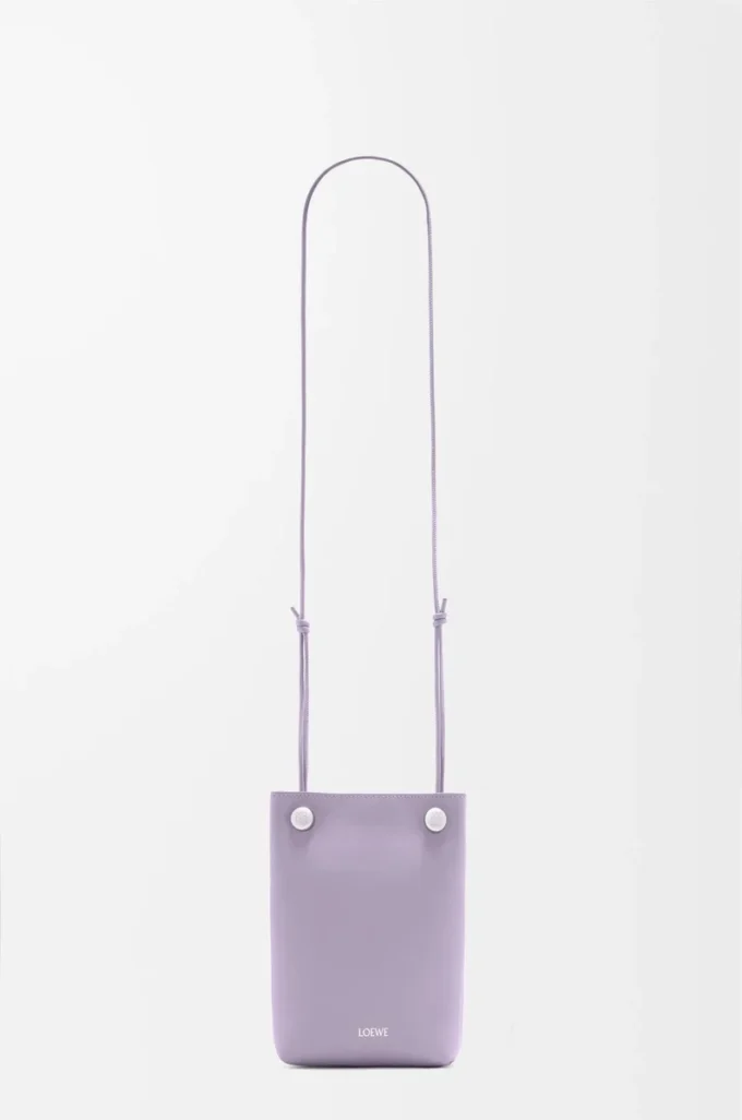 Pochette Pebble en cuir de veau lisse mauve foncé