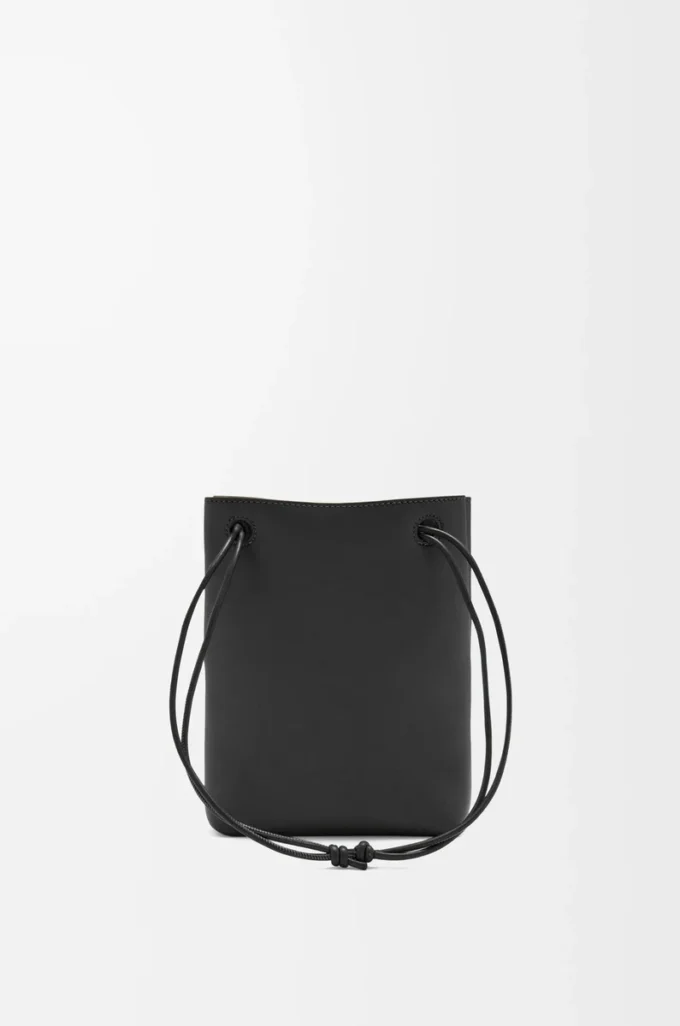 Pochette Pebble en cuir de veau lisse noir Pochette Pebble en cuir de veau lisse noir