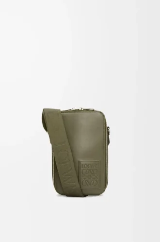 Pochette verticale à porter en bandoulière en cuir de veau satiné vert kaki