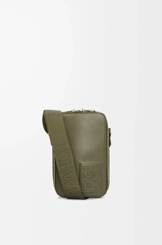 Pochette verticale à porter en bandoulière en cuir de veau satiné vert kaki