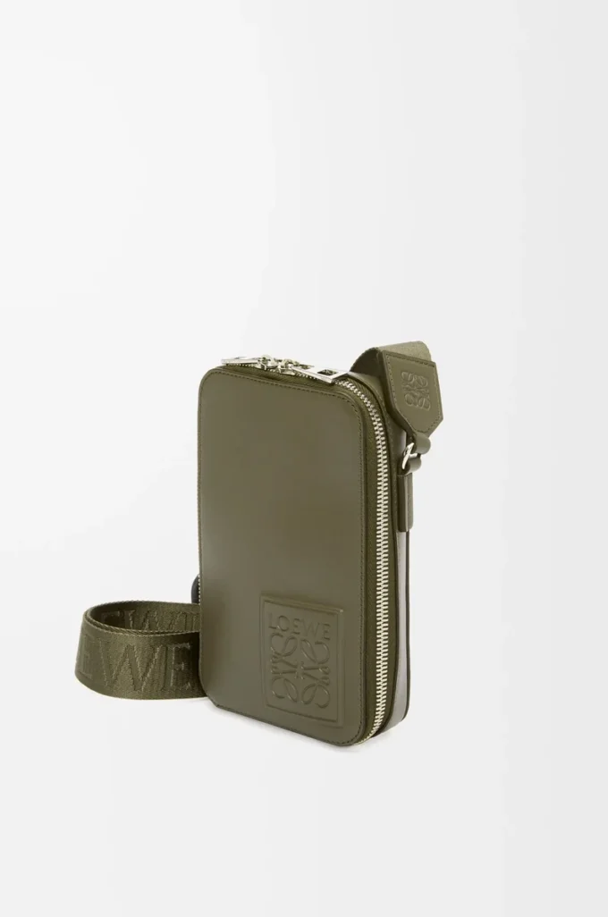 Pochette verticale à porter en bandoulière en cuir de veau satiné vert kaki