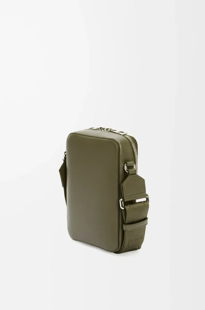 Pochette verticale à porter en bandoulière en cuir de veau satiné vert kaki