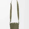 Pochette verticale à porter en bandoulière en cuir de veau satiné vert kaki