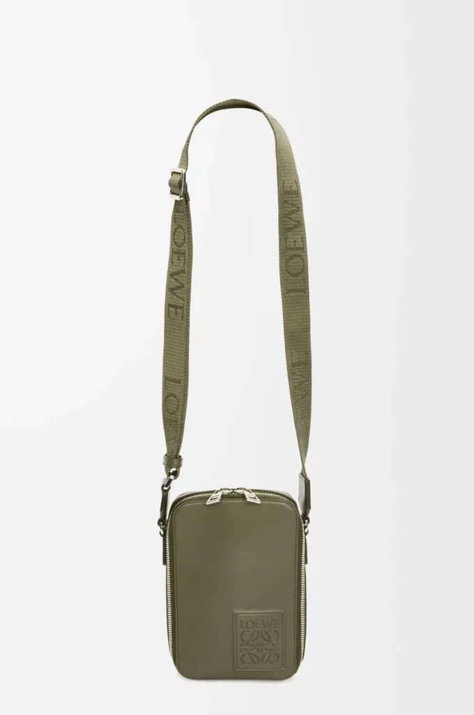 Pochette verticale à porter en bandoulière en cuir de veau satiné vert kaki