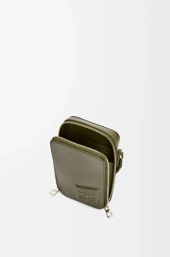 Pochette verticale à porter en bandoulière en cuir de veau satiné vert kaki