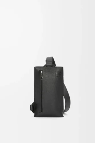 Pochette verticale T en cuir de veau grainé souple noir
