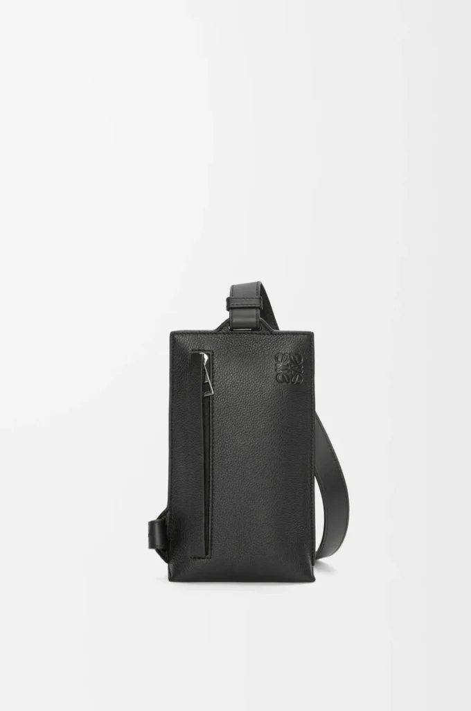 Pochette verticale T en cuir de veau grainé souple noir Pochette verticale T en cuir de veau grainé souple noir