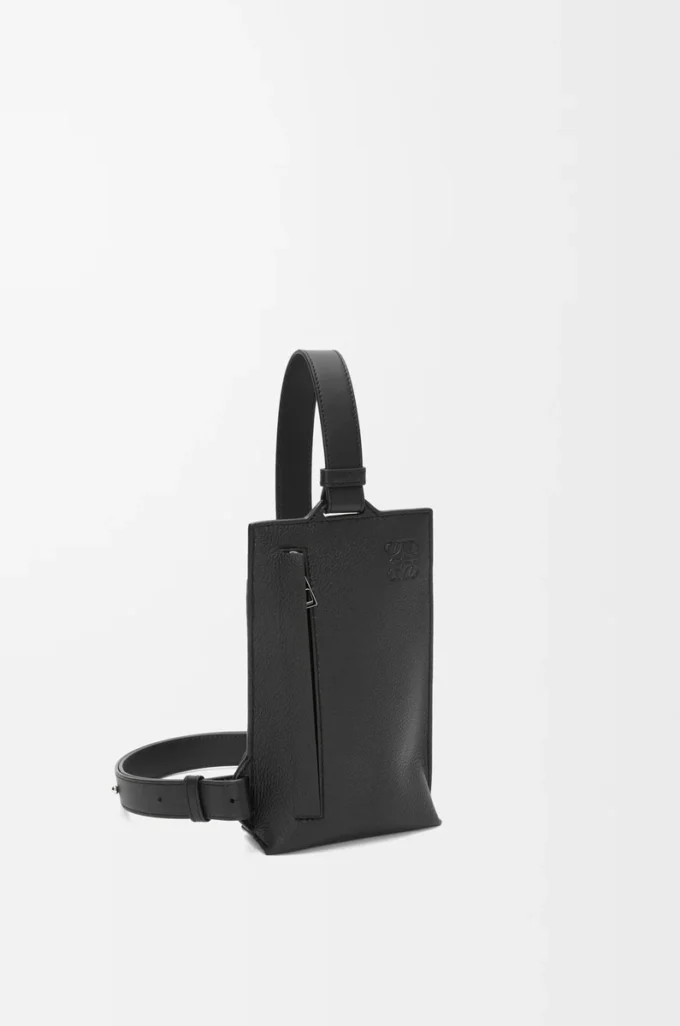 Pochette verticale T en cuir de veau grainé souple noir Pochette verticale T en cuir de veau grainé souple noir