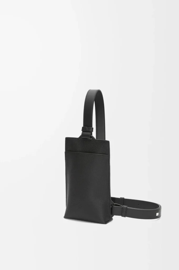 Pochette verticale T en cuir de veau grainé souple noir Pochette verticale T en cuir de veau grainé souple noir