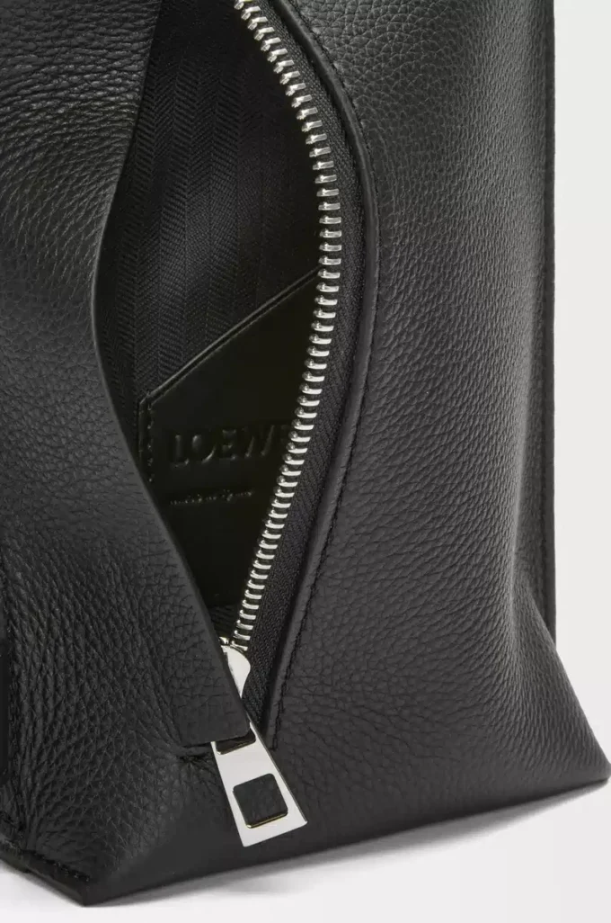 Pochette verticale T en cuir de veau grainé souple noir Pochette verticale T en cuir de veau grainé souple noir