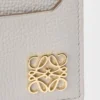 Porte-cartes Anagram en cuir de veau grainé Light Ghost Grey Porte-cartes Anagram en cuir de veau grainé Light Ghost Grey