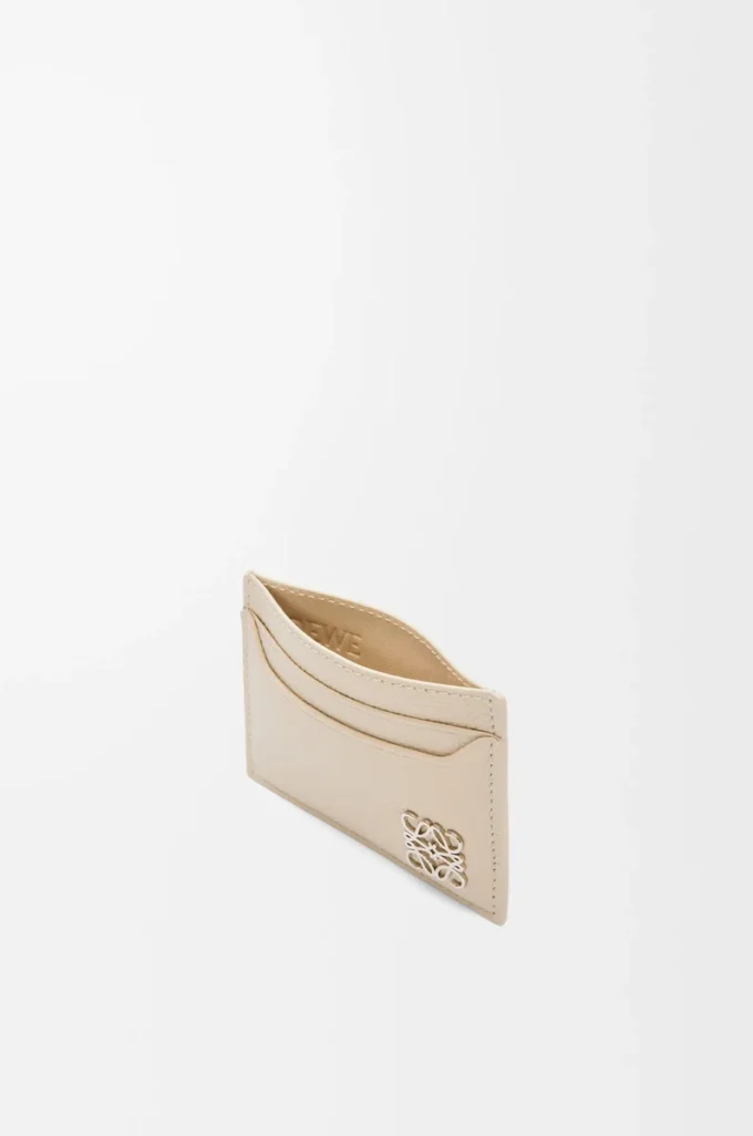 Porte-cartes Anagram en cuir de veau grainé Pebble Light Ghost Porte-cartes Anagram en cuir de veau grainé Pebble Light Ghost