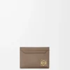 Porte-cartes Anagram uni en cuir de veau grainé Taupe Porte-cartes Anagram uni en cuir de veau grainé Taupe