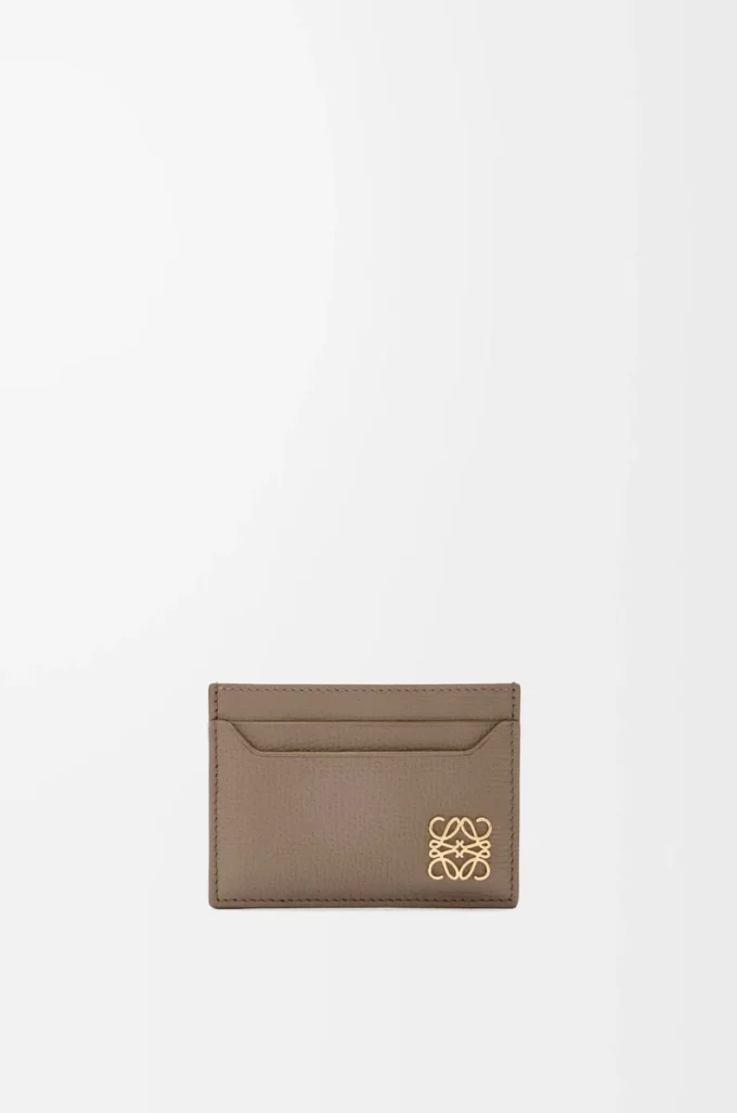 Porte-cartes Anagram uni en cuir de veau grainé Taupe Porte-cartes Anagram uni en cuir de veau grainé Taupe