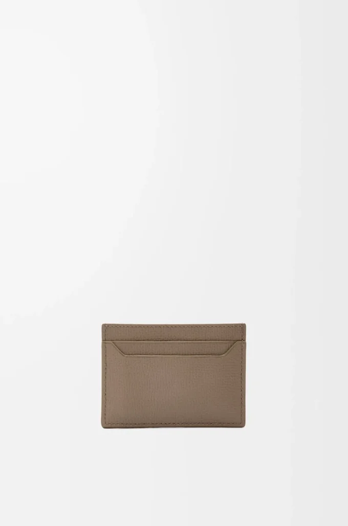 Porte-cartes Anagram uni en cuir de veau grainé Taupe Porte-cartes Anagram uni en cuir de veau grainé Taupe