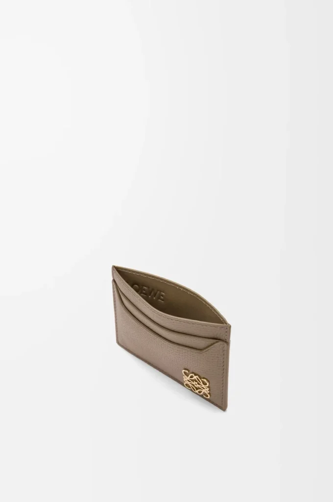 Porte-cartes Anagram uni en cuir de veau grainé Taupe Porte-cartes Anagram uni en cuir de veau grainé Taupe