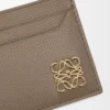 Porte-cartes Anagram uni en cuir de veau grainé Taupe Porte-cartes Anagram uni en cuir de veau grainé Taupe