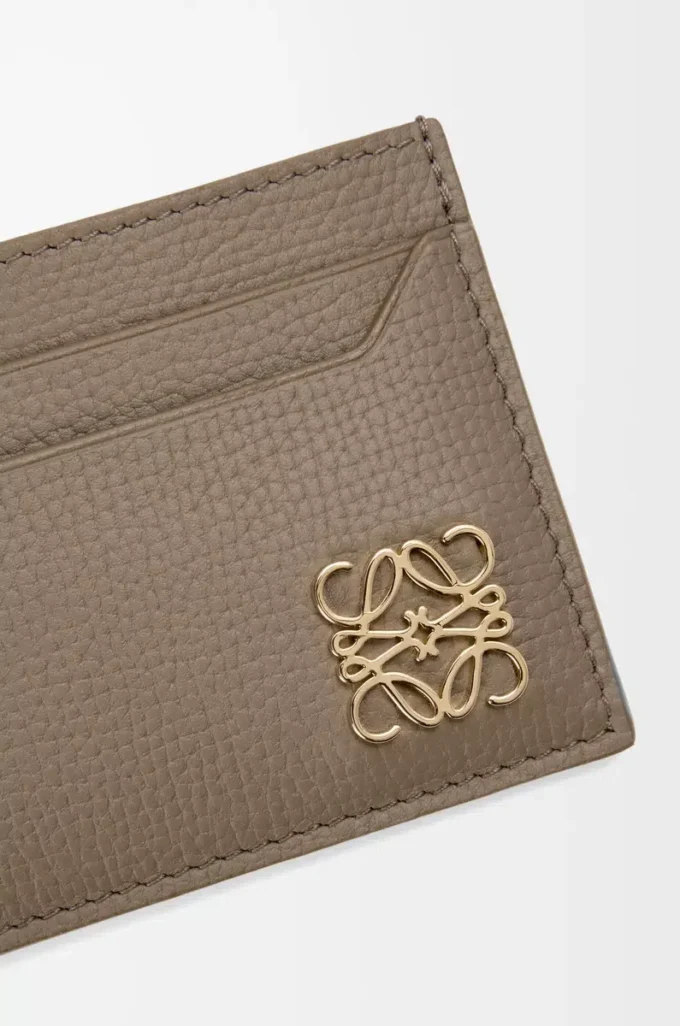 Porte-cartes Anagram uni en cuir de veau grainé Taupe Porte-cartes Anagram uni en cuir de veau grainé Taupe