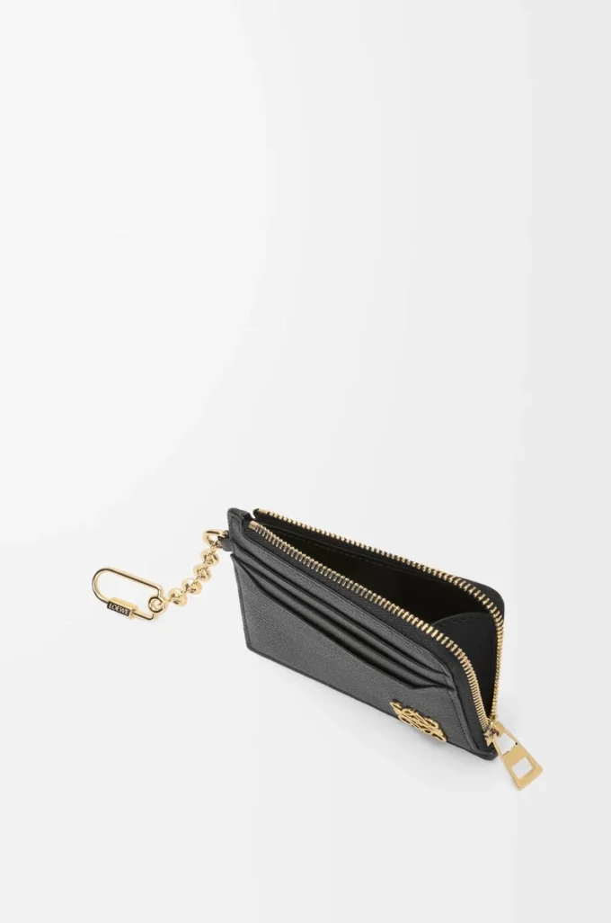 Porte-cartes carré Anagram en cuir de veau grainé Black/Gold Porte-cartes carré Anagram en cuir de veau grainé Black/Gold