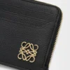 Porte-cartes carré Anagram en cuir de veau grainé Black/Gold Porte-cartes carré Anagram en cuir de veau grainé Black/Gold