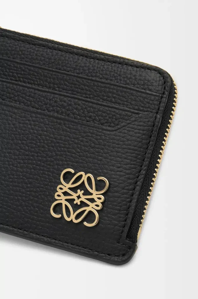 Porte-cartes carré Anagram en cuir de veau grainé Black/Gold Porte-cartes carré Anagram en cuir de veau grainé Black/Gold