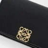 Porte-cartes de visite Anagram en cuir de veau grainé Black/Gold Porte-cartes de visite Anagram en cuir de veau grainé Black/Gold