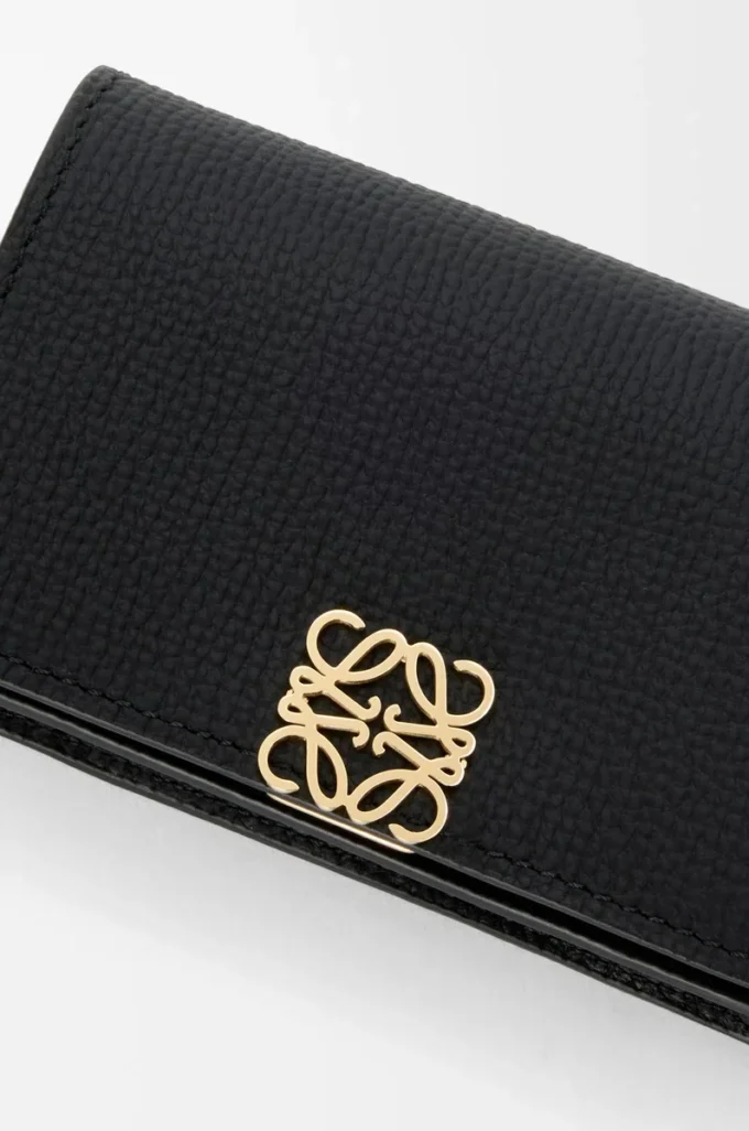 Porte-cartes de visite Anagram en cuir de veau grainé Black/Gold Porte-cartes de visite Anagram en cuir de veau grainé Black/Gold