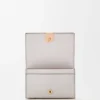 Porte-cartes de visite Anagram en cuir de veau grainé Light Ghost Grey Porte-cartes de visite Anagram en cuir de veau grainé Light Ghost Grey