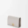 Porte-cartes de visite Anagram en cuir de veau grainé Light Ghost Grey Porte-cartes de visite Anagram en cuir de veau grainé Light Ghost Grey