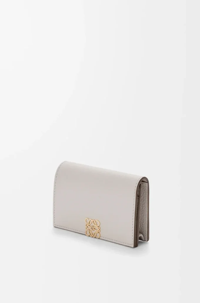 Porte-cartes de visite Anagram en cuir de veau grainé Light Ghost Grey Porte-cartes de visite Anagram en cuir de veau grainé Light Ghost Grey