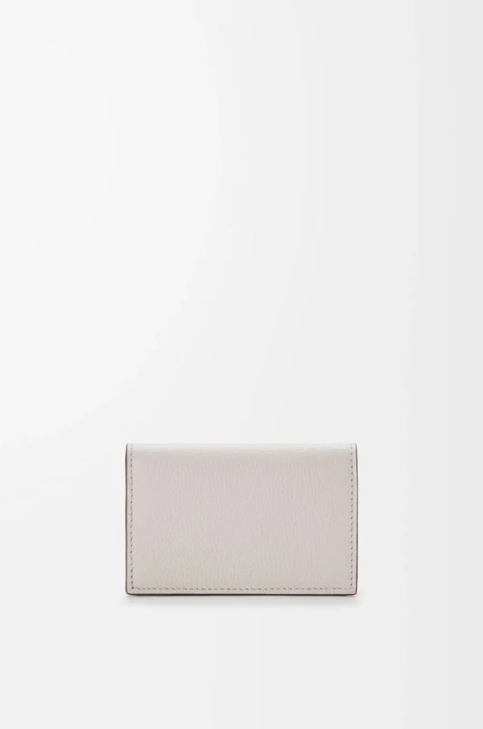 Porte-cartes de visite Anagram en cuir de veau grainé Light Ghost Grey Porte-cartes de visite Anagram en cuir de veau grainé Light Ghost Grey