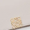 Porte-cartes de visite Anagram en cuir de veau grainé Light Ghost Grey Porte-cartes de visite Anagram en cuir de veau grainé Light Ghost Grey