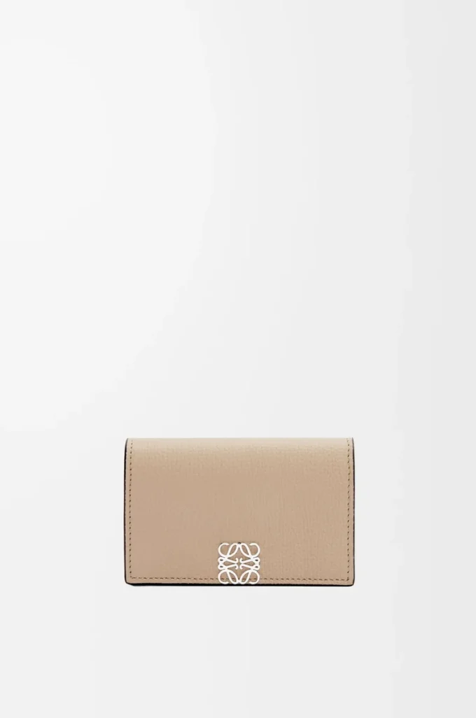 Porte-cartes de visite Anagram en cuir de veau grainé Pebble Sand Porte-cartes de visite Anagram en cuir de veau grainé Pebble Sand