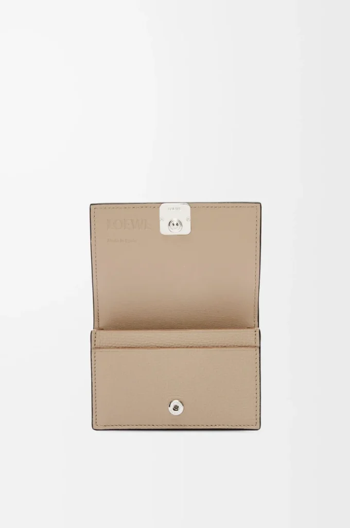 Porte-cartes de visite Anagram en cuir de veau grainé Pebble Sand Porte-cartes de visite Anagram en cuir de veau grainé Pebble Sand