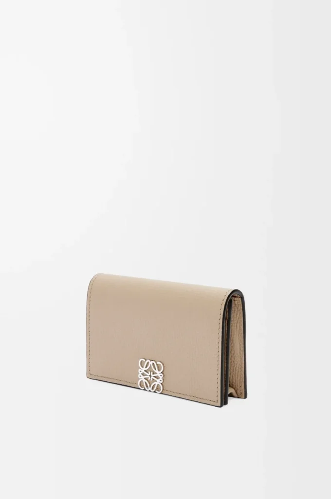 Porte-cartes de visite Anagram en cuir de veau grainé Pebble Sand Porte-cartes de visite Anagram en cuir de veau grainé Pebble Sand