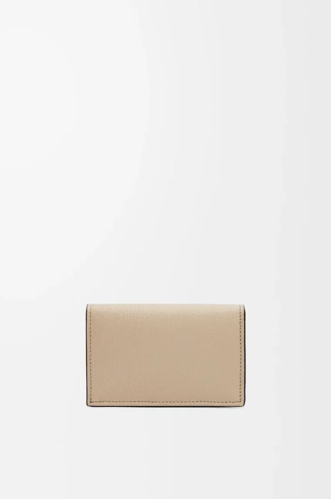 Porte-cartes de visite Anagram en cuir de veau grainé Pebble Sand Porte-cartes de visite Anagram en cuir de veau grainé Pebble Sand