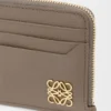 Porte-cartes et monnaie carré Anagram en cuir de veau grainé Taupe Porte-cartes et monnaie carré Anagram en cuir de veau grainé Taupe