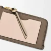 Porte-cartes et monnaie en cuir de veau grainé souple Taupe/Talc Porte-cartes et monnaie en cuir de veau grainé souple Taupe/Talc