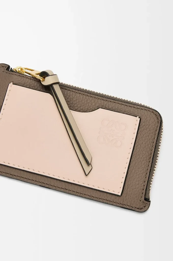 Porte-cartes et monnaie en cuir de veau grainé souple Taupe/Talc Porte-cartes et monnaie en cuir de veau grainé souple Taupe/Talc