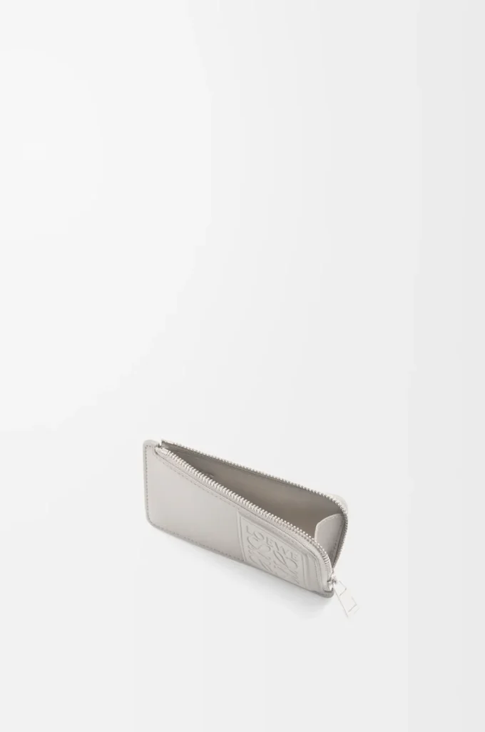Porte-cartes et monnaie en cuir de veau satiné gris coquillage Porte-cartes et monnaie en cuir de veau satiné gris coquillage
