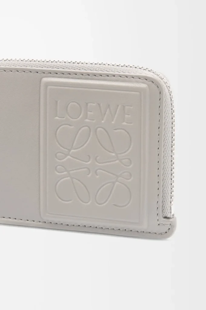 Porte-cartes et monnaie en cuir de veau satiné gris coquillage Porte-cartes et monnaie en cuir de veau satiné gris coquillage