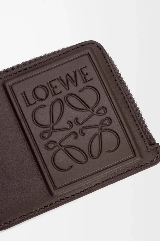 Porte-cartes et monnaie en cuir de veau satiné marron foncé Porte-cartes et monnaie en cuir de veau satiné marron foncé