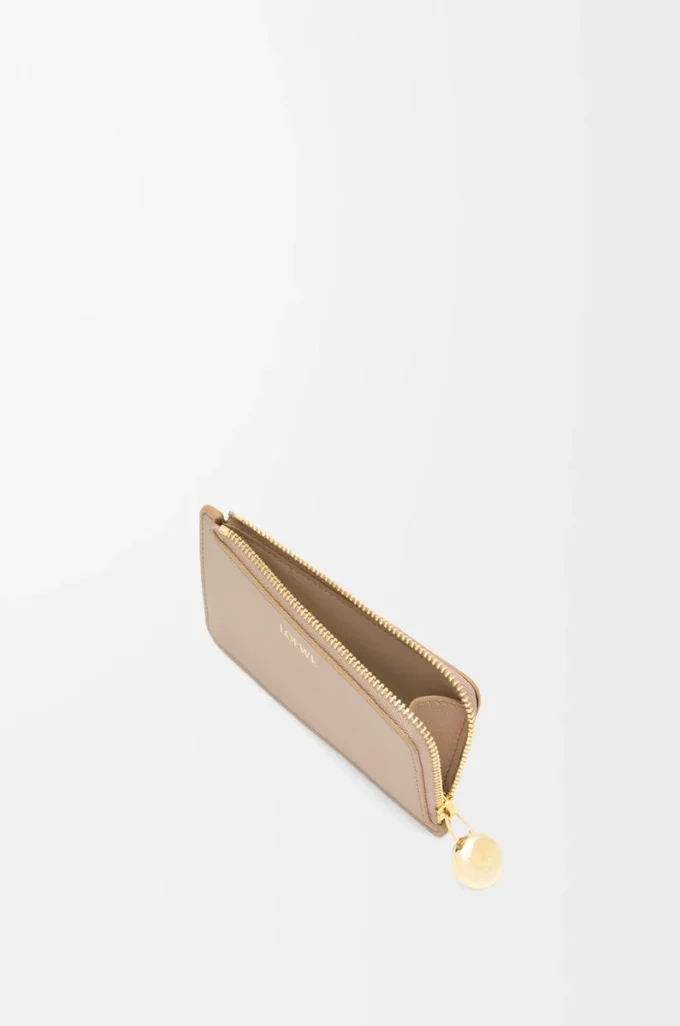 Porte-cartes et monnaie Pebble en cuir de veau nappa brillant Sand Porte-cartes et monnaie Pebble en cuir de veau nappa brillant Sand