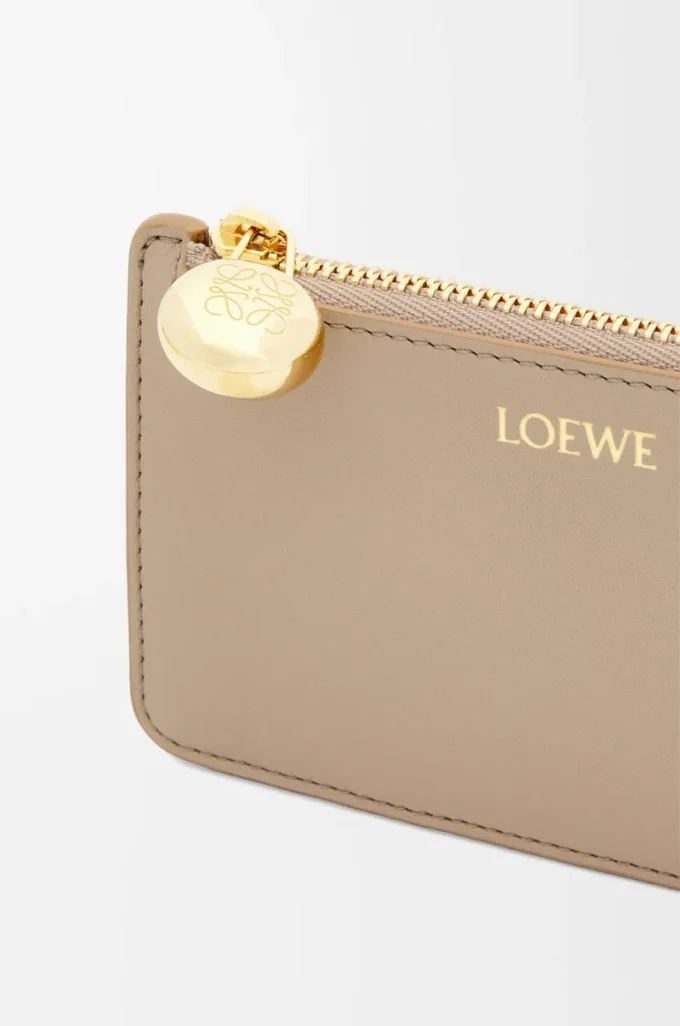 Porte-cartes et monnaie Pebble en cuir de veau nappa brillant Sand Porte-cartes et monnaie Pebble en cuir de veau nappa brillant Sand